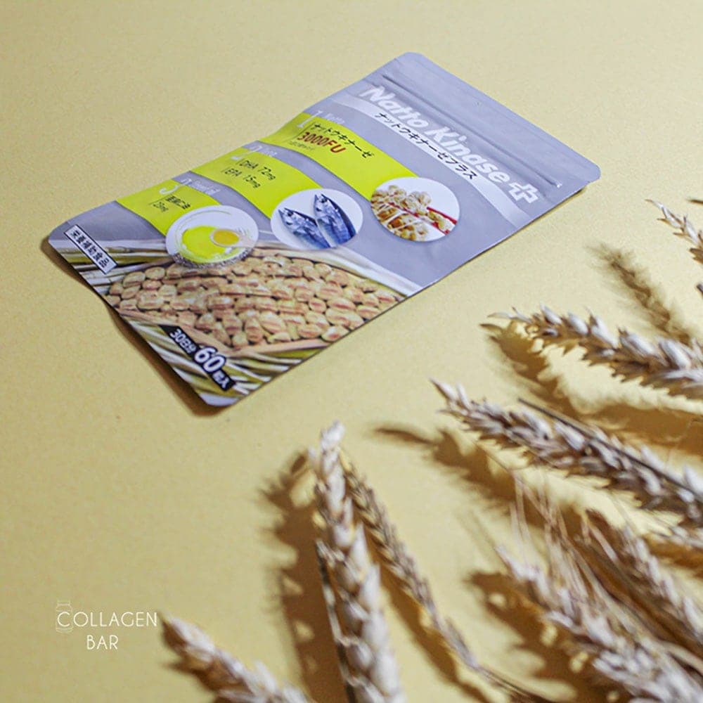 Наттокиназа Mononet и колосья пшеницы на желтом фоне